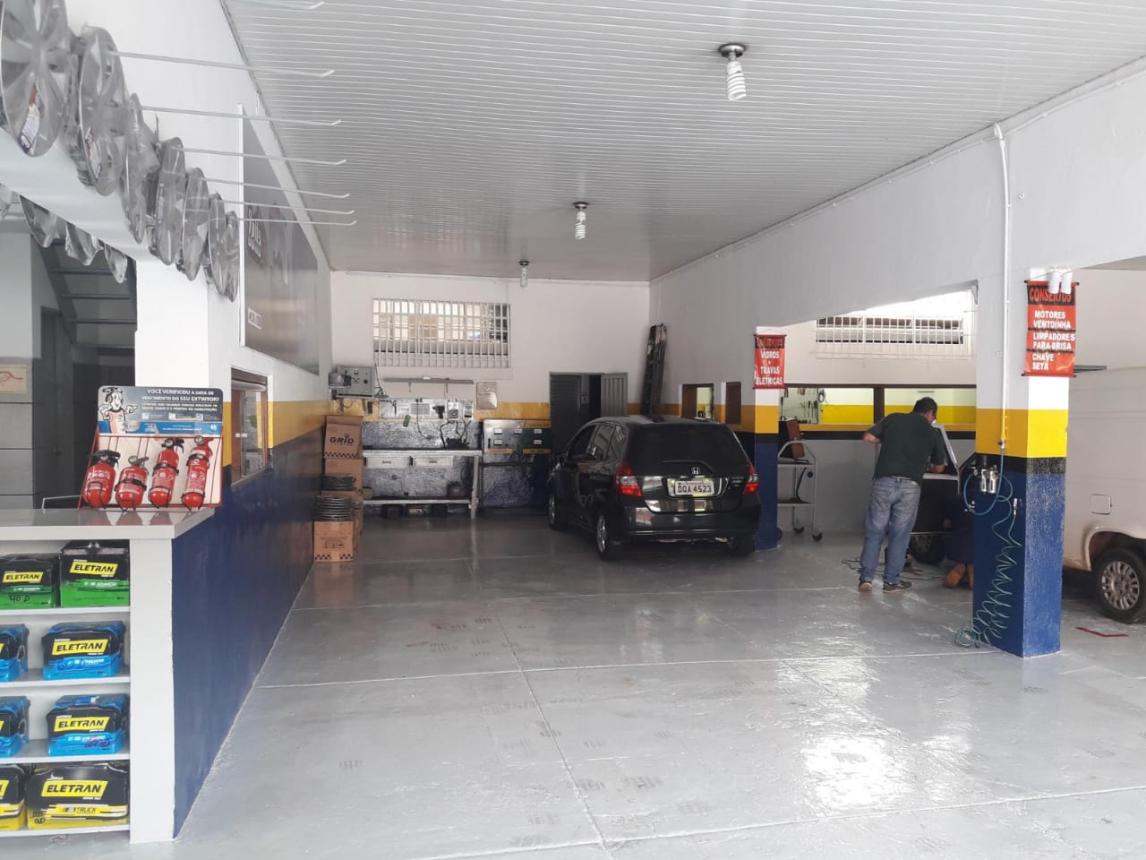 Foto interna da loja da RC baterias e auto elétrica 